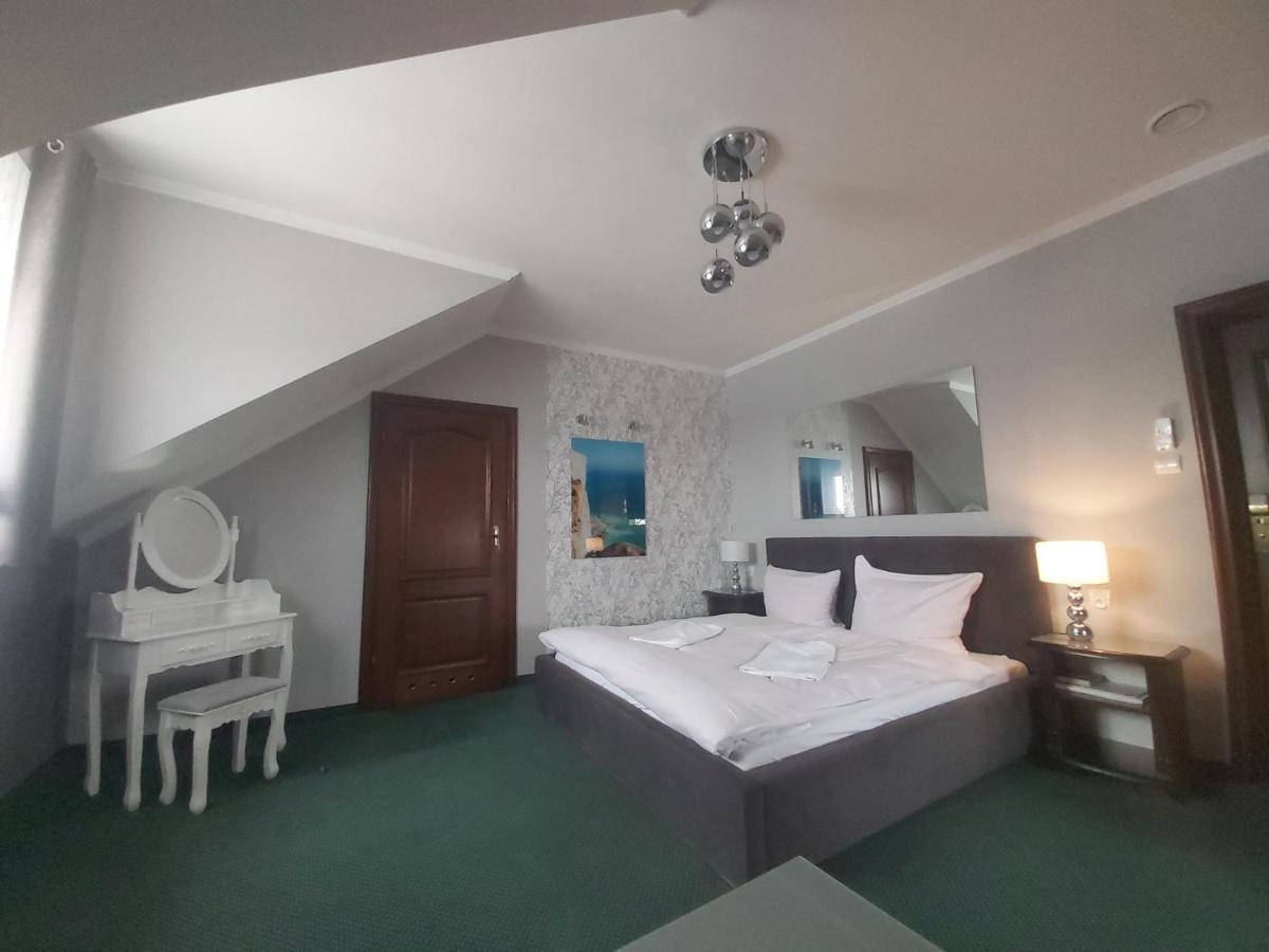 Hotel Fox Wolborz Екстер'єр фото