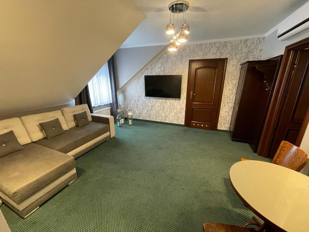 Hotel Fox Wolborz Екстер'єр фото