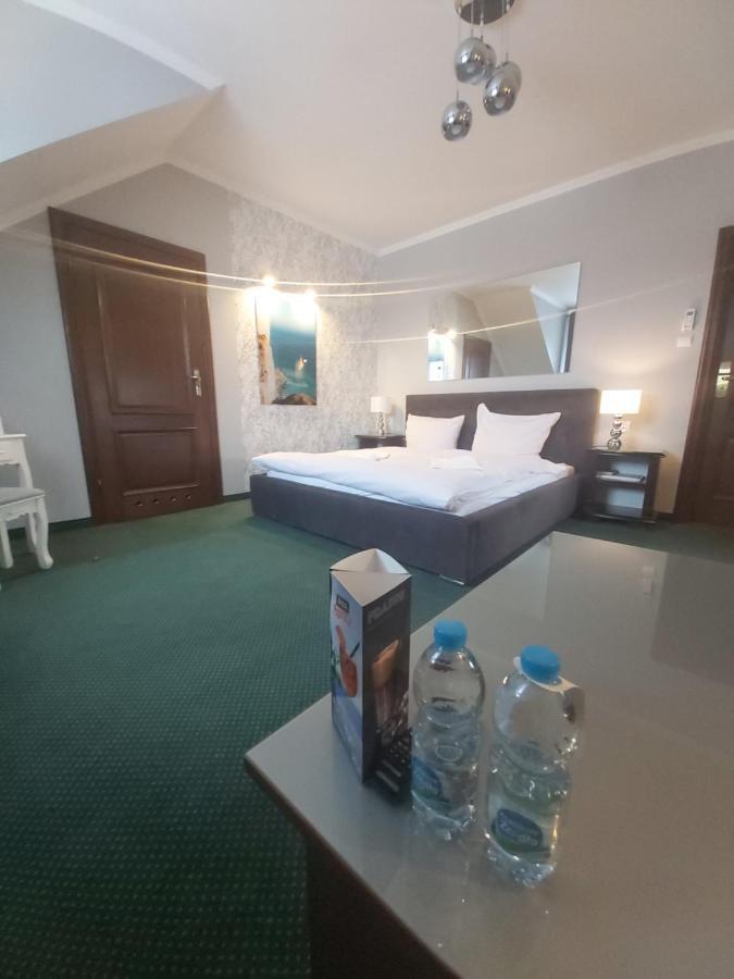 Hotel Fox Wolborz Екстер'єр фото