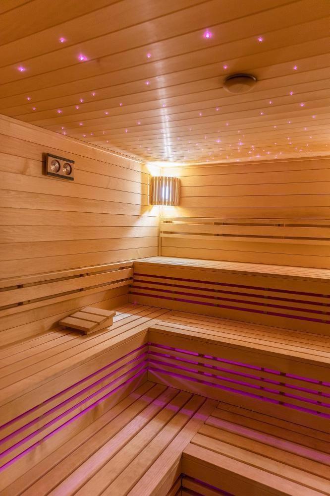 Hotel Fox Wolborz Екстер'єр фото