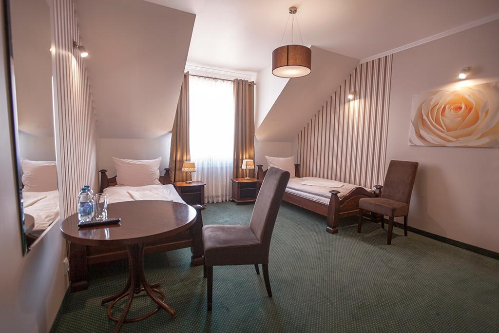 Hotel Fox Wolborz Екстер'єр фото