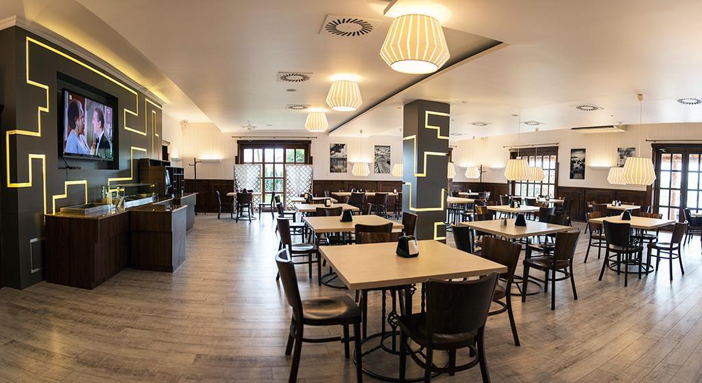 Hotel Fox Wolborz Екстер'єр фото