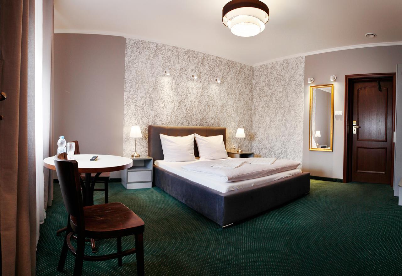 Hotel Fox Wolborz Екстер'єр фото