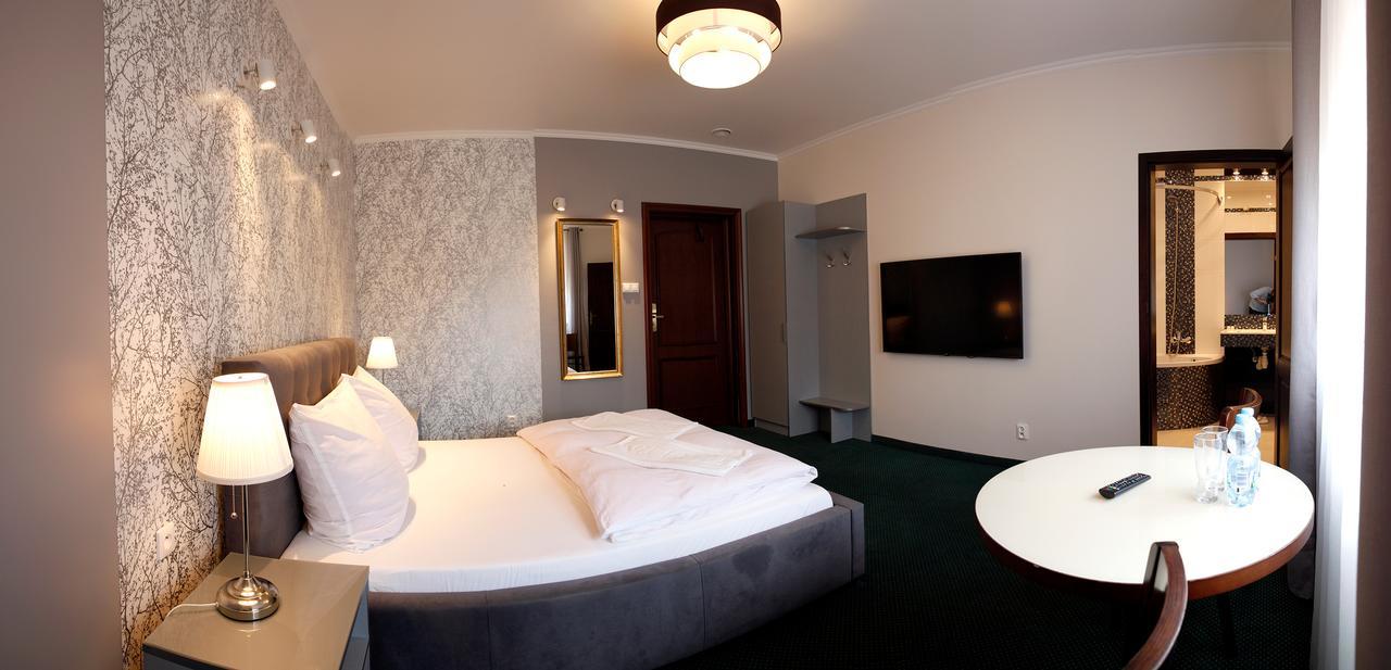 Hotel Fox Wolborz Екстер'єр фото