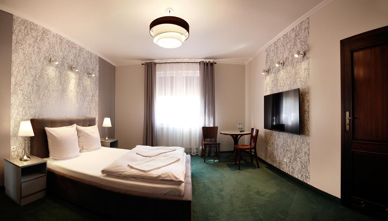 Hotel Fox Wolborz Екстер'єр фото