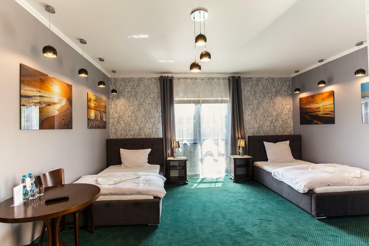 Hotel Fox Wolborz Екстер'єр фото