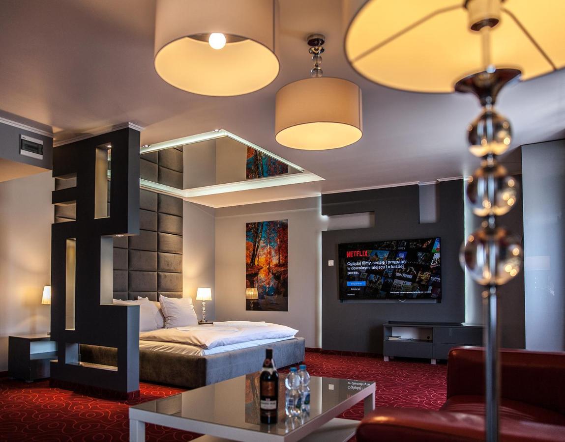 Hotel Fox Wolborz Екстер'єр фото
