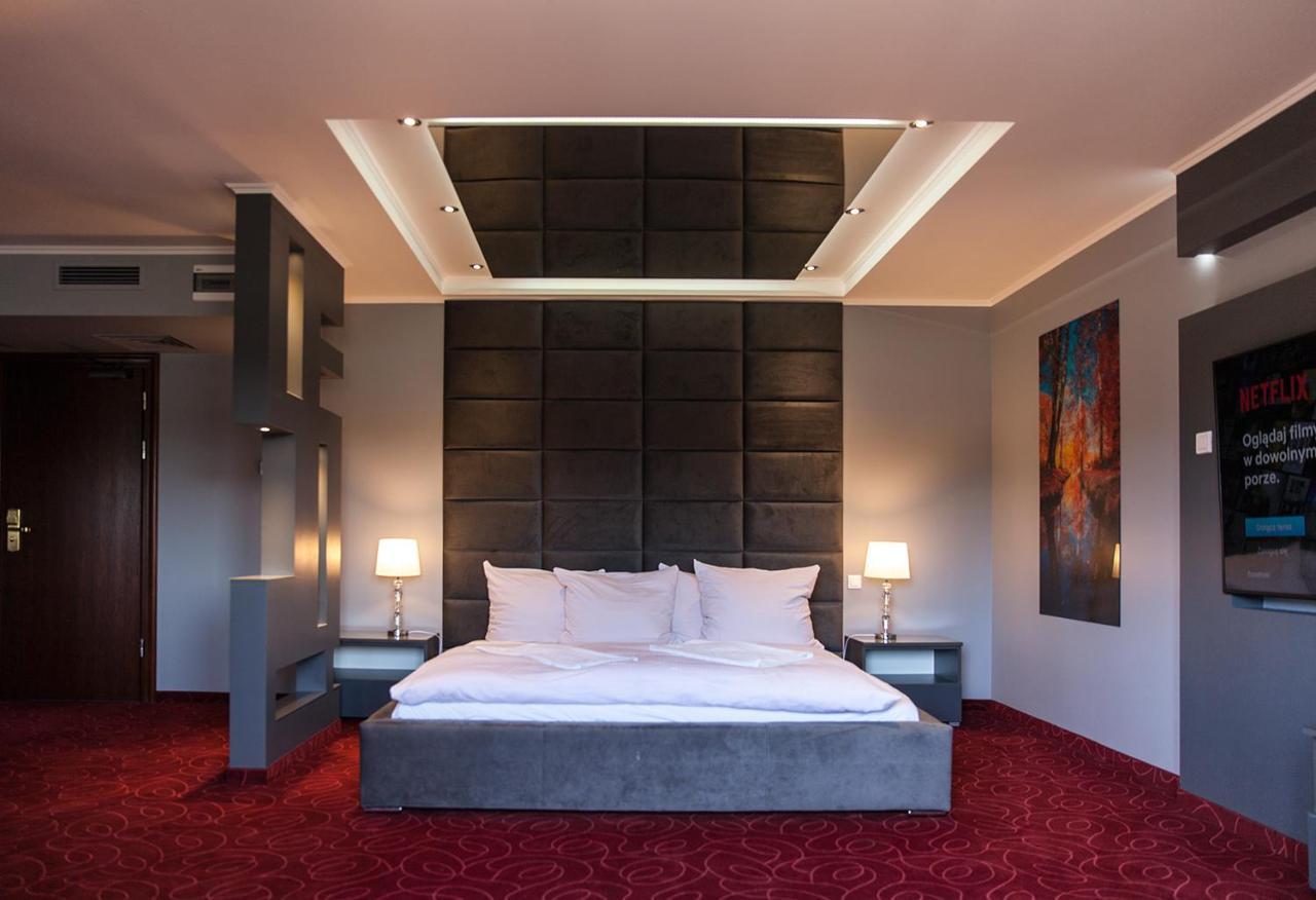 Hotel Fox Wolborz Екстер'єр фото