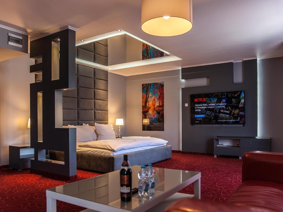 Hotel Fox Wolborz Екстер'єр фото